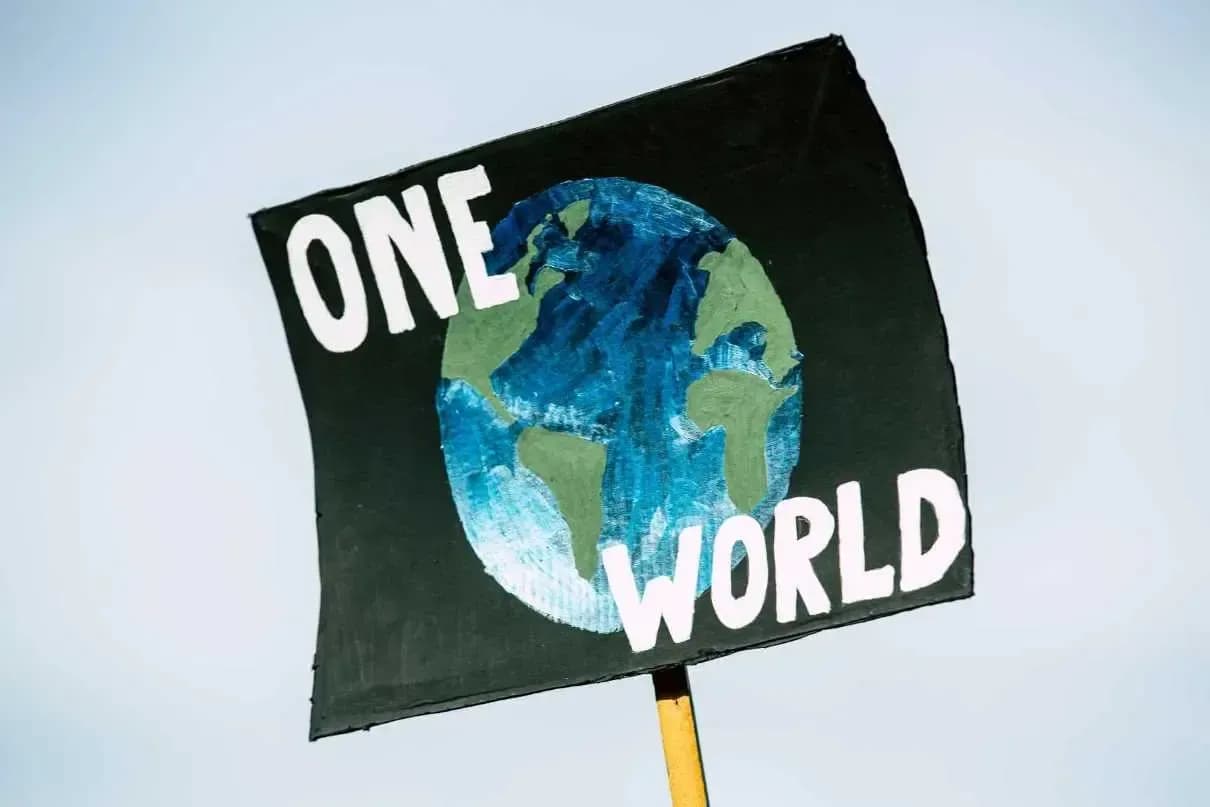 En skylt med en jordglob och texten "one world".