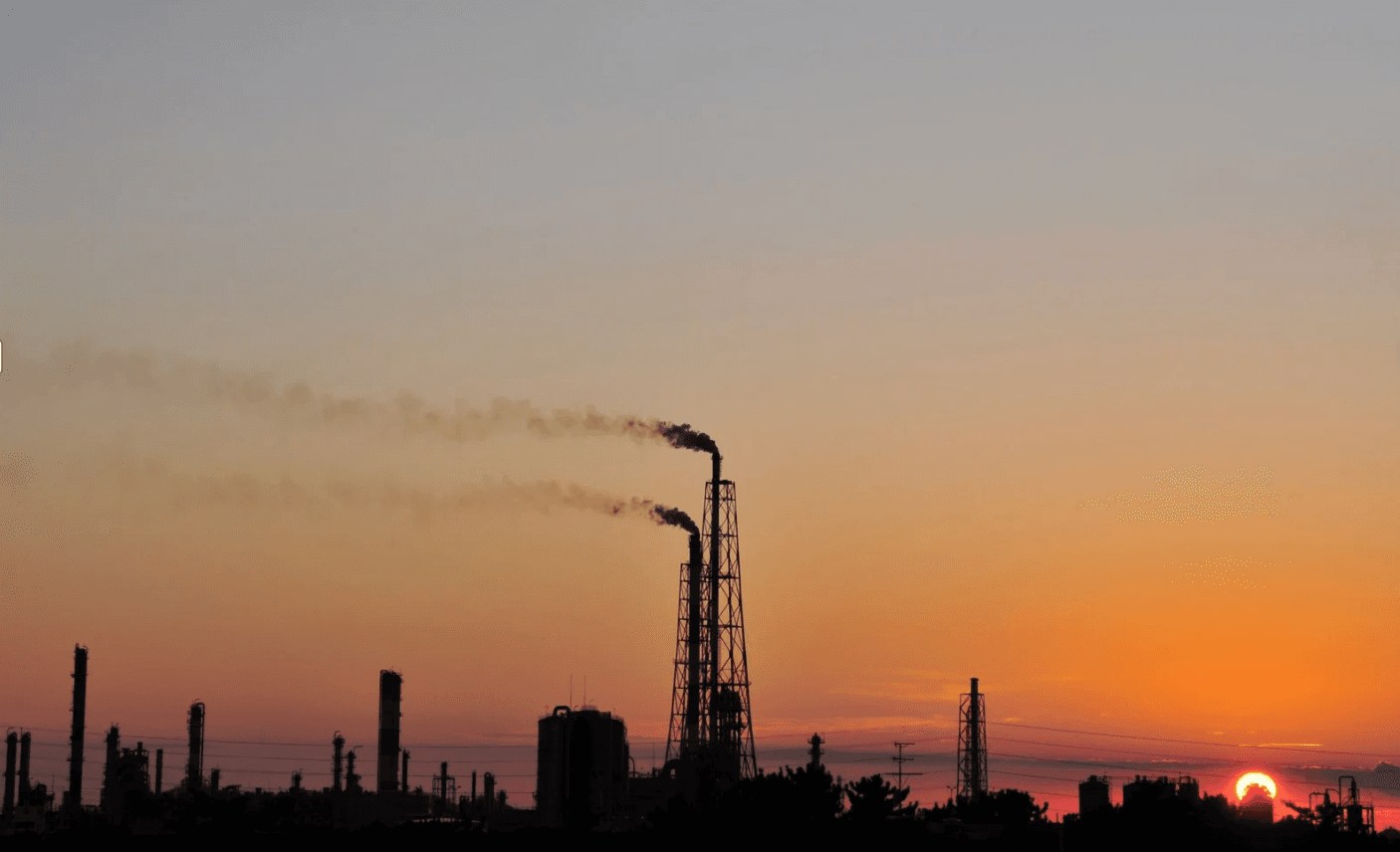 En industri med rökpelare.