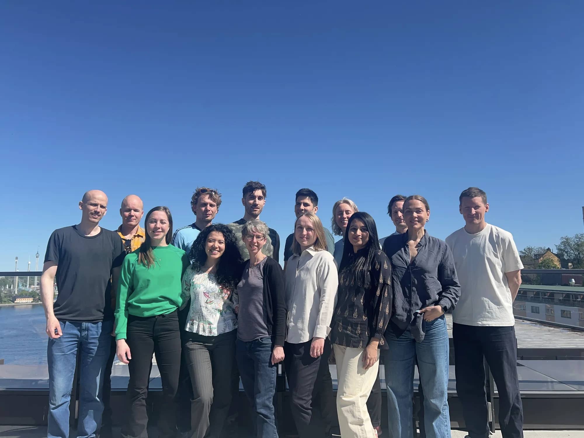 GoClimate-teamet samlat på en takterrass med utsikt över Stockholm.