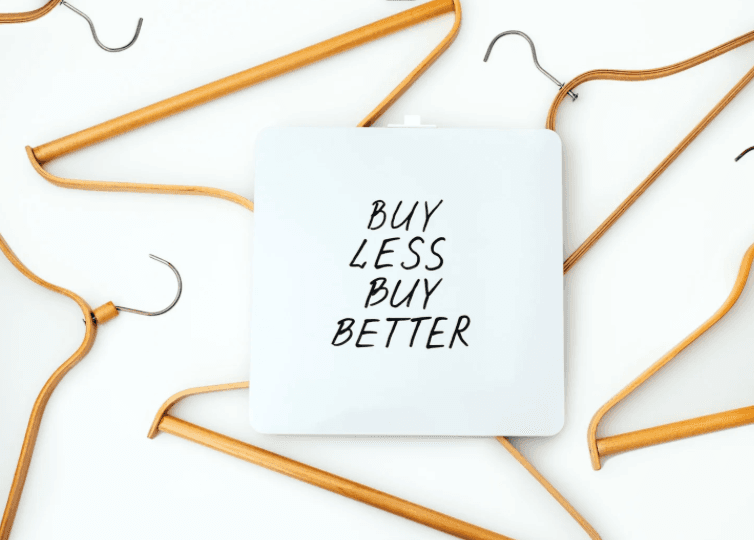Galgar och en lapp med texten "Buy less buy better".