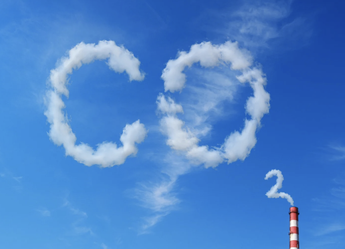Moln mot blå himmel som formar orden "CO2".