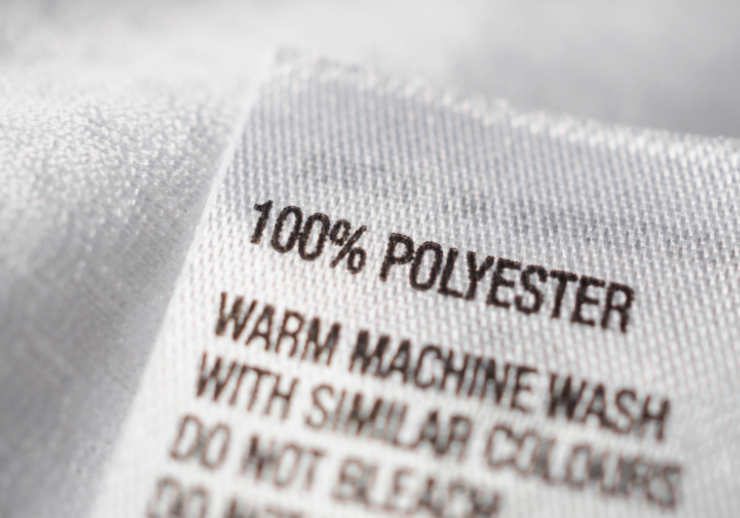 A label with the words "100 % polyester"